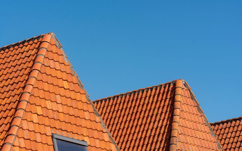 Detail červené pálené taškové krytiny