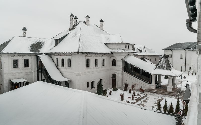 Historický dům se zasněženou střechou v zimě