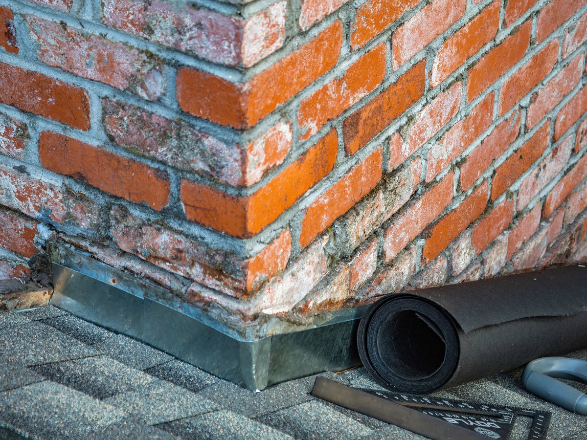 Detail oplechování komína a žlabu na taškové střeše